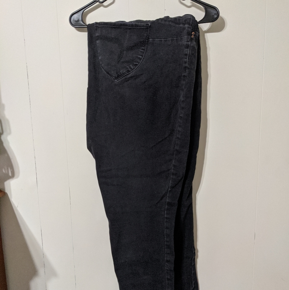 Black fitted capris plus size